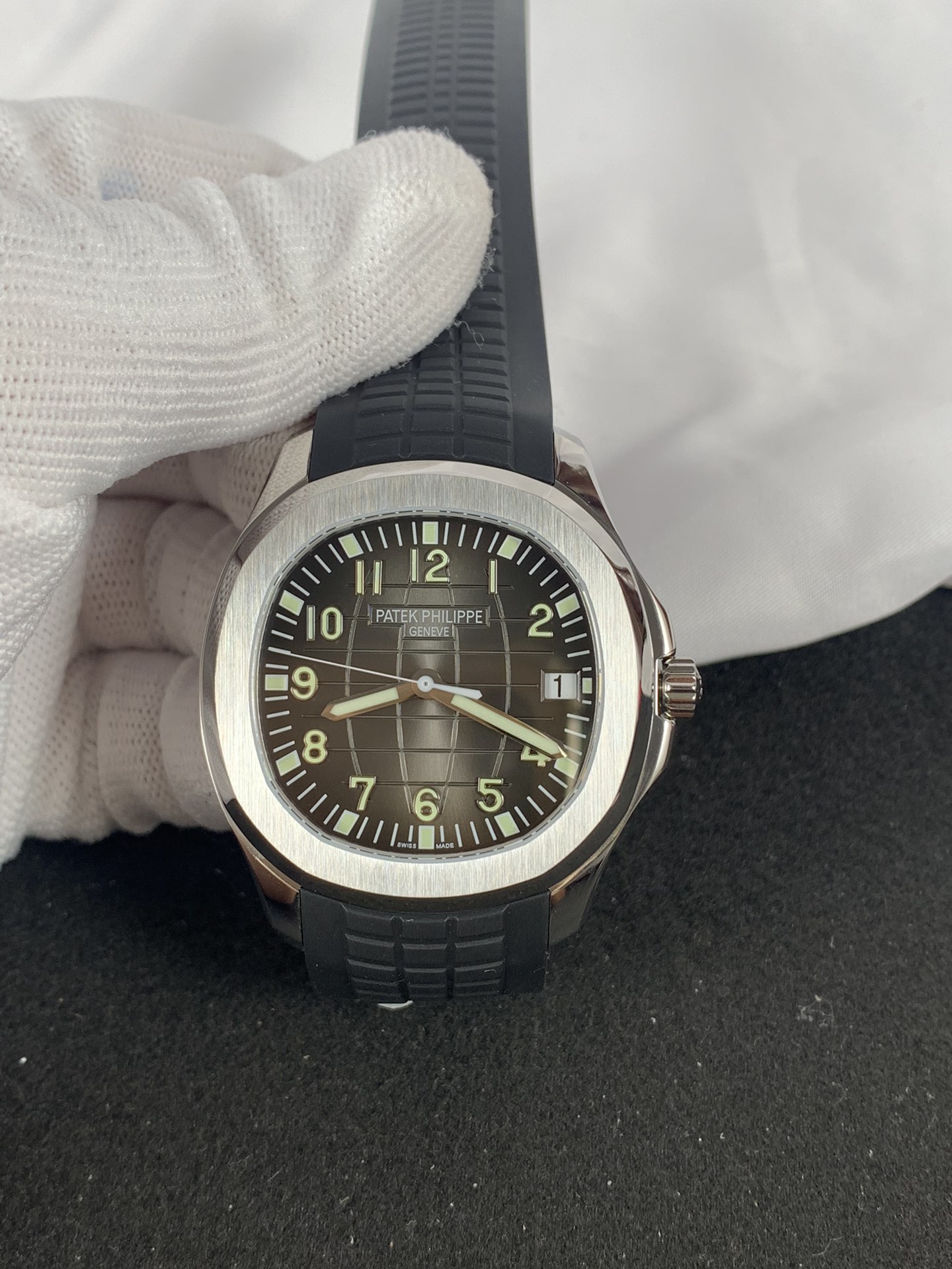 Patek Philippe Patek Philippe Aquanaut 5167A-001 Review: Is It Worth the Investment?